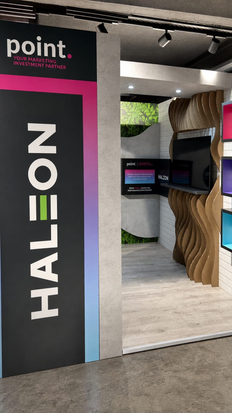 Booth walls in rigid panel